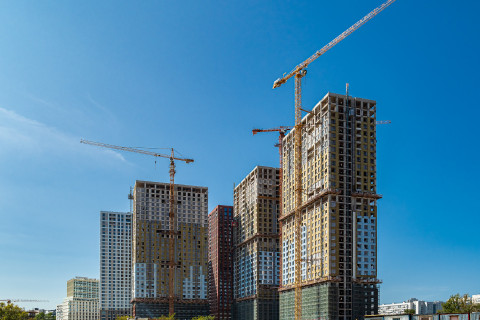 Август